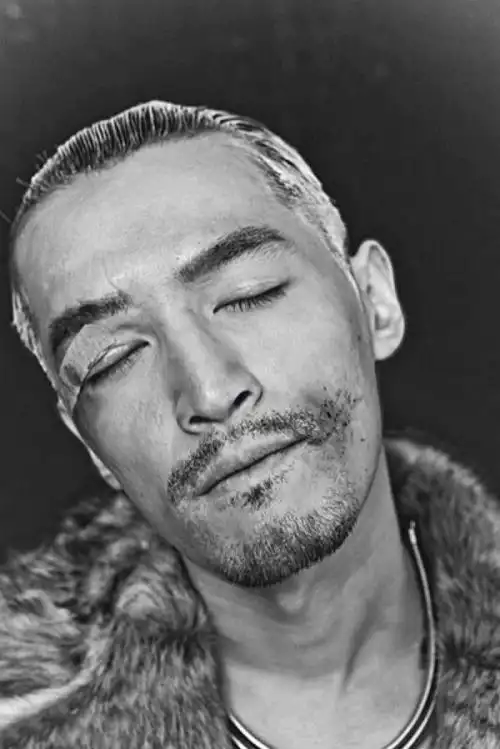 黑白镜头 右眼伤痕 胡子拉碴,整体透出一股历尽世事的沧桑感.