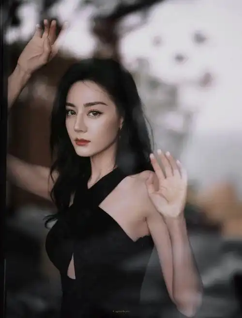 迪丽热巴镂空黑裙