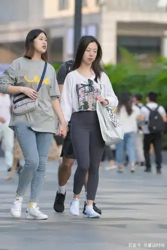 紧身运动裤搭配宽松秋衣,舒适休闲,低调日常风慵懒穿搭