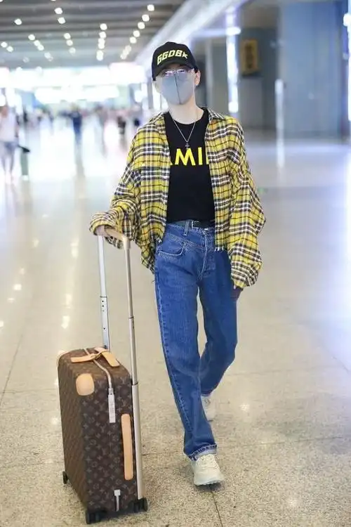 男友风装扮学景甜外穿格子衬衫搭牛仔裤要系上皮带才有范