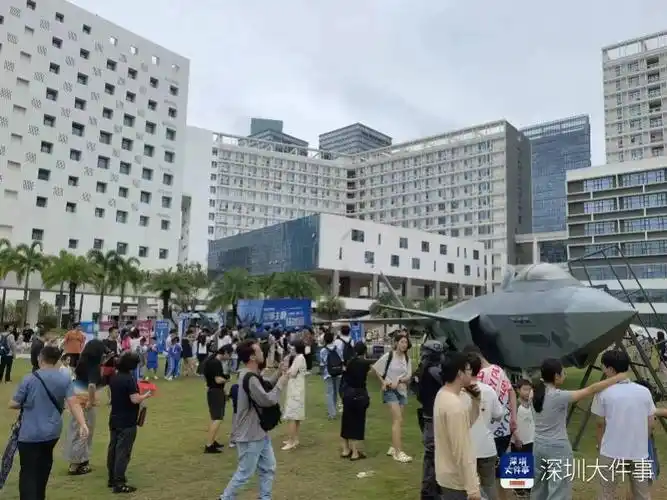 5月20日-26日期间,深圳大学在粤海,丽湖两校区先后开展征兵主题活动