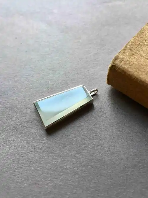 高冰种翡翠无事牌18k白金镶嵌