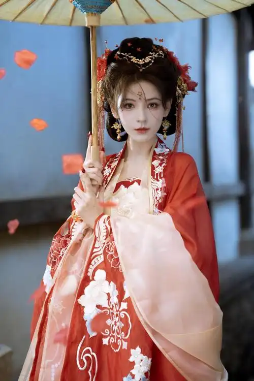 张予曦穿红衣古装娇艳明媚眼神太撩人