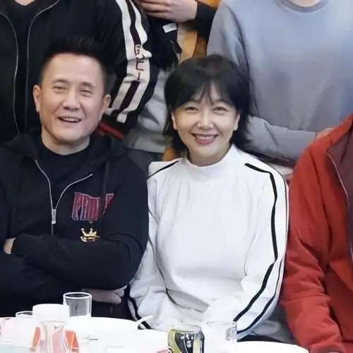 江珊靠田小洁肩上素颜干黄又沧桑但这就是普通人的生活状态