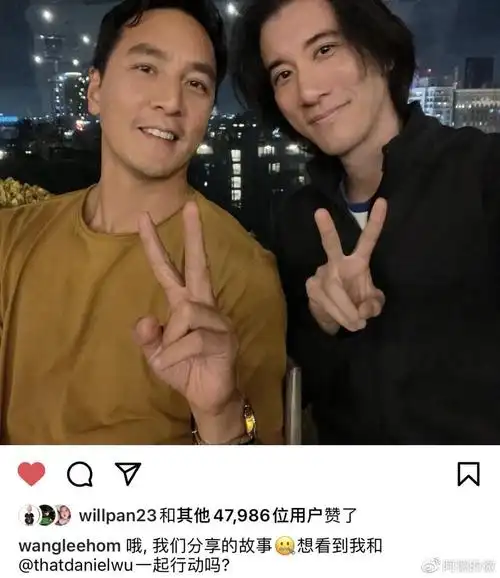 45岁王力宏晒近照与46岁吴彦祖做同款手势素颜出镜状态绝