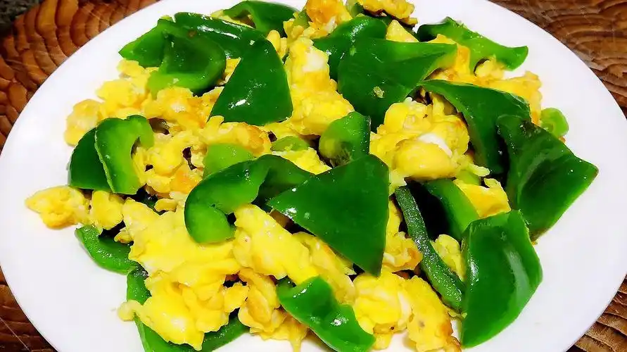 大厨教你青椒炒鸡蛋的正确做法,青椒脆爽,鸡蛋嫩滑,实在太好吃