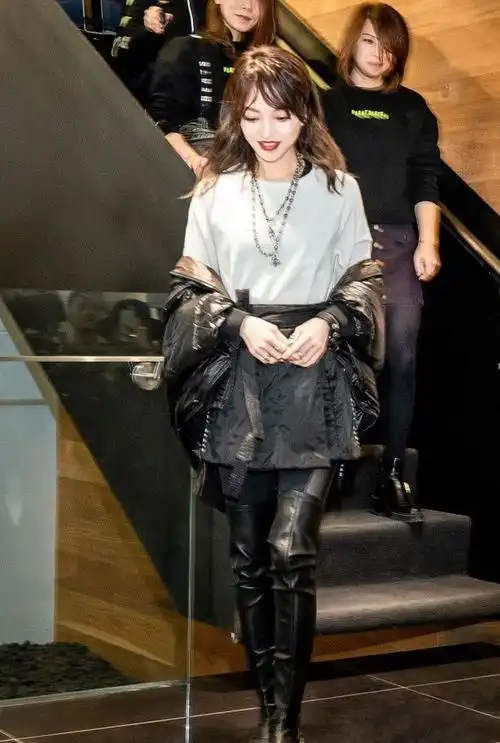 张韶涵红色连体装搭配链条腰封1米58穿出1米7的既视感