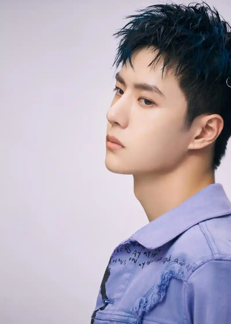 王一博##这就是街舞#清爽的短发,神秘的紫色,独特的"博"式时尚,举手