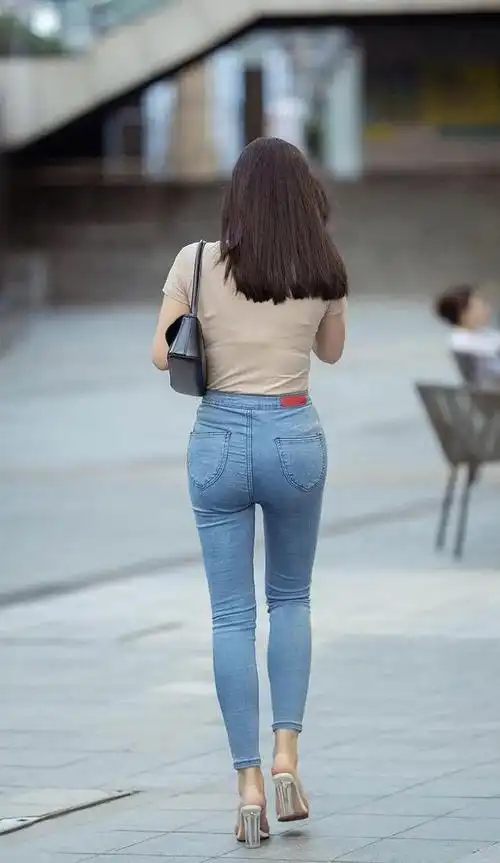 微胖身材穿紧身牛仔裤搭配水晶高跟凉鞋更显身姿曼妙