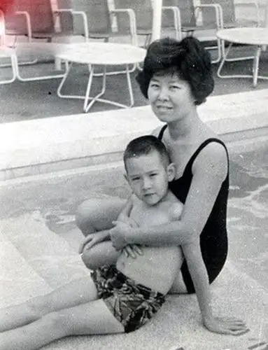 组图:歌坛常青树费翔童年私家照曝光