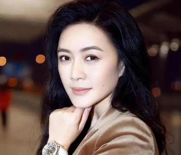 亿万富豪徐明:28岁身价过亿,44岁病死狱中,明星妻子为他守节