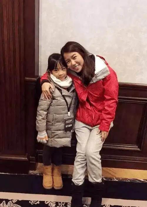 黎明罕见携妻女露面,小21岁助理老婆长相普通但气质清纯_wing_造型