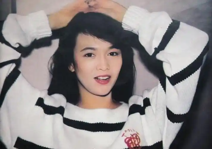 郑裕玲:不相信婚姻,两段感情谈了26年,如今身边除了钱还是钱