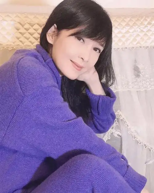 56岁玉女掌门人周慧敏素颜曝光自言崇尚自然美不喜欢p图