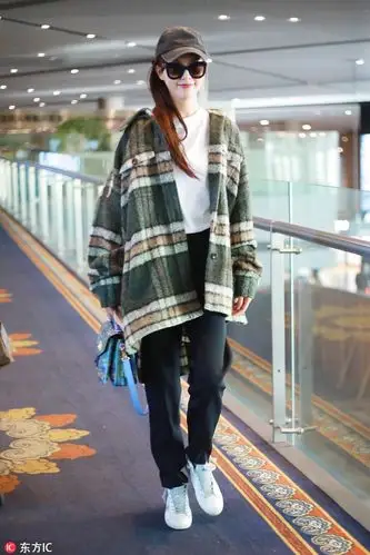 唐嫣墨绿格子大衣机场街拍超有型
