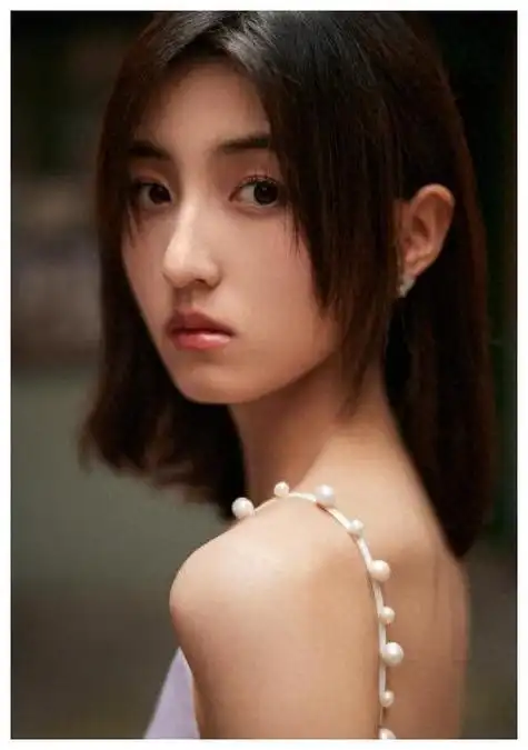 00后女星衬托着时尚新风潮快速崛起沸腾当红