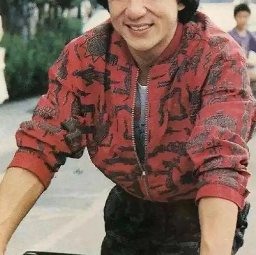 成龙盛装出席活动白发显沧桑网友感叹时光荏苒