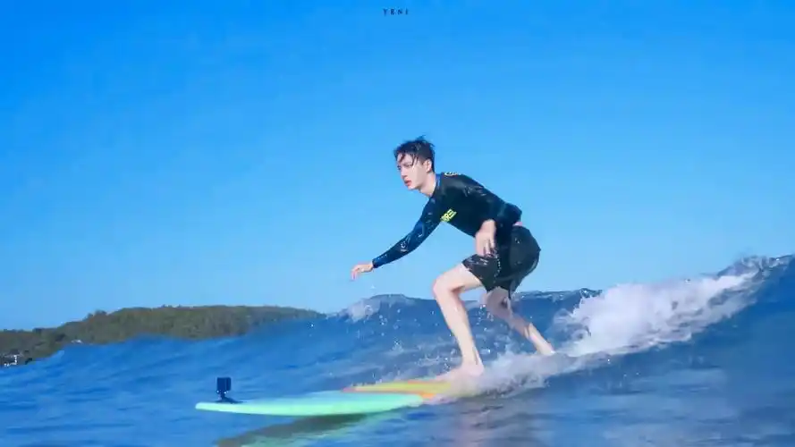 夏日冲浪店宣传片 截修 @uniq-王一博 活力满满～ cr:logo