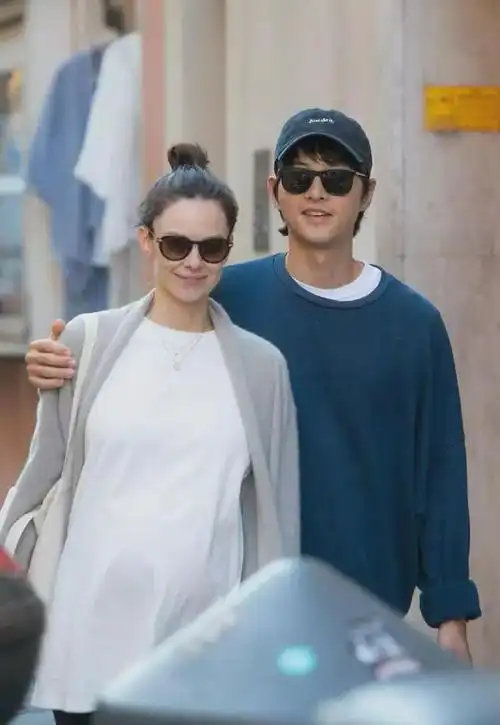 罗马,夫妻俩牵手逛街幸福满溢,女方孕肚明显|甜蜜|宋慧乔_网易订阅