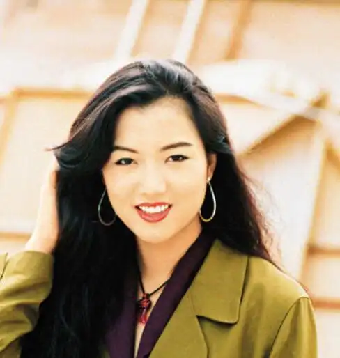 郑秀文出道刚的旧照曝光,神似巩俐有点婴儿肥