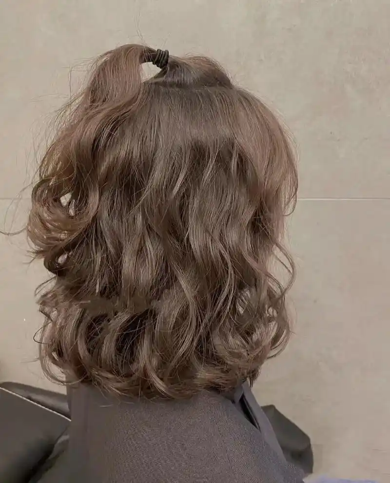 女人的风情, 一半来自阅历,一半来自发型烫个卷发吧#2023 - 抖音