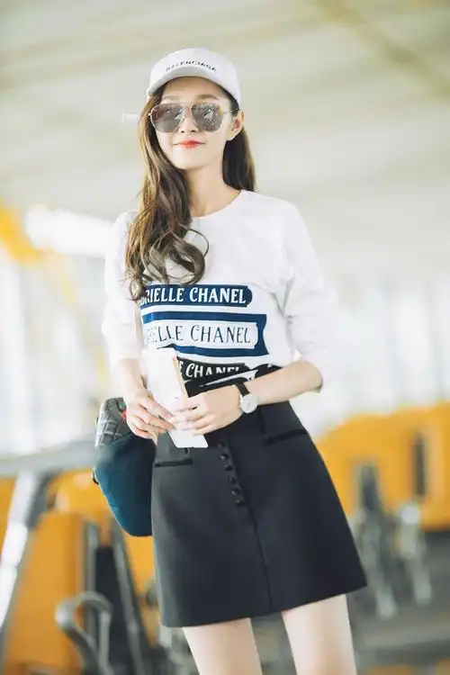 宋轶黑白休闲look现身机场 少女初秋搭配美腿吸睛