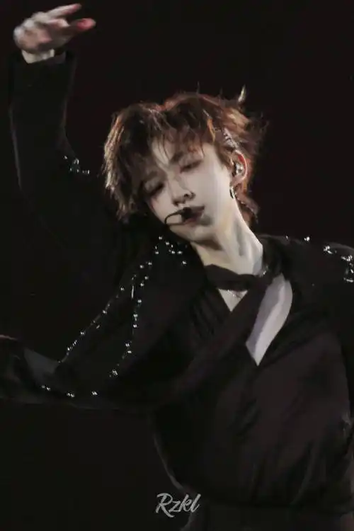 时代少年团你们走错了##贺峻霖看到富贵灯牌的表情