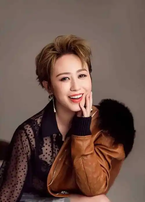 娱乐圈8位一眼万年的短发美女,郭采洁孙俪袁立,个个美出新高度_演技