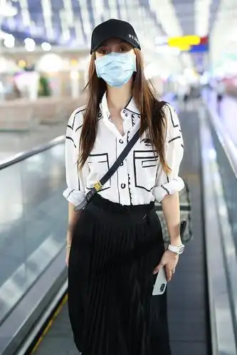 杨颖街拍:fendi x joshua vides衬衣百褶裙混搭好气质