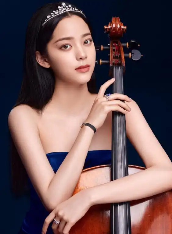 新瓜!欧阳娜娜被拍和乐队鼓手安雨一起回家,疑似已经同居?