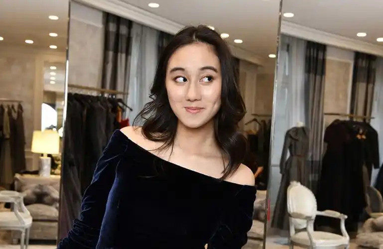 赌王最宠千金何超欣近照曝光,品学兼优的她,洋溢着青春气息