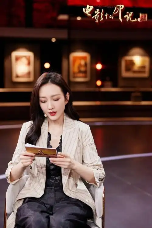 王鸥头发烫卷搭配条纹西装气场全开 太飒了!