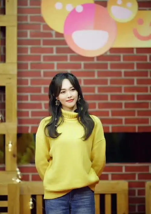 出的一组综艺剧照中,只见唐嫣身穿一件鹅黄色毛衣搭配一条蓝色牛仔裤