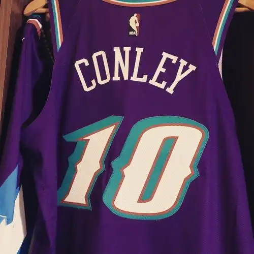 康利上身爵士队下赛季的复古球衣,真的很好看啊!