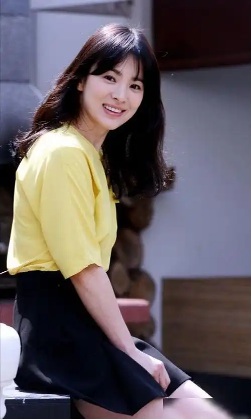 宋慧乔少女感绝了穿黄色t恤配高腰短裙38岁美成18岁