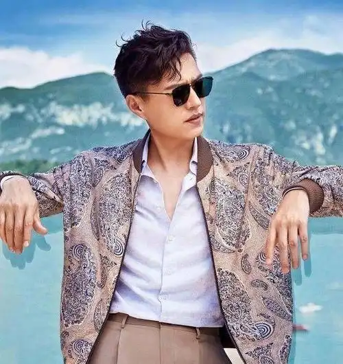 靳东30岁后的发型告诉我们:"方脸大叔的帅气得靠留对发型体现"