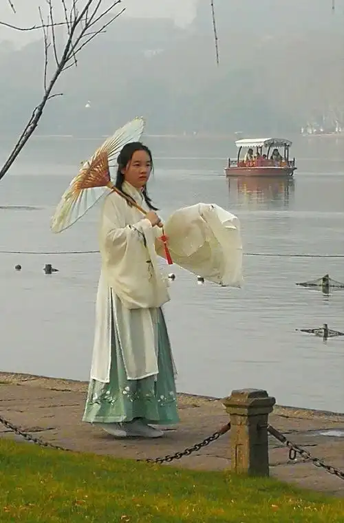 白堤又见"白娘子"