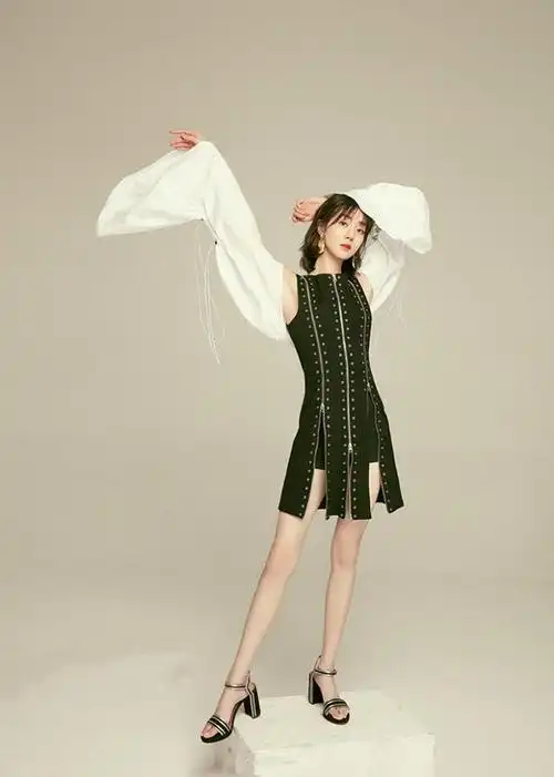 李溪芮才是真腿精!长腿的丝袜效果好惊人,直到看到脚趾