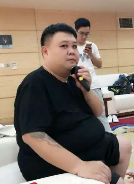 相声演员也很酷郭德纲孙越晒纹身小岳岳掀衣服空气突然安静