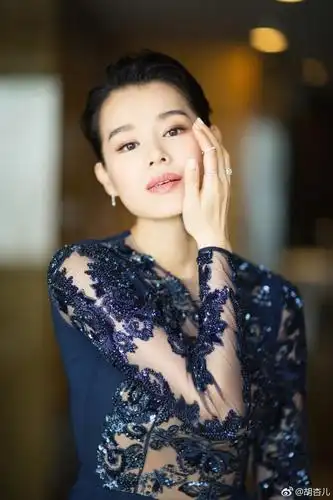 胡杏儿深夜晒短发, 人妻形象妩媚动人, 终于蜕变成为幸福女人