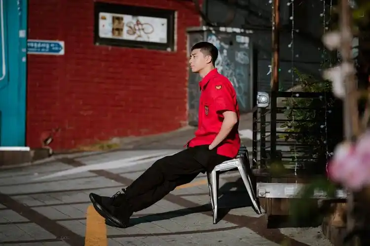 12/15近日,一组《梨泰院class》朴叙俊的高清剧照曝光,朴叙俊的精湛