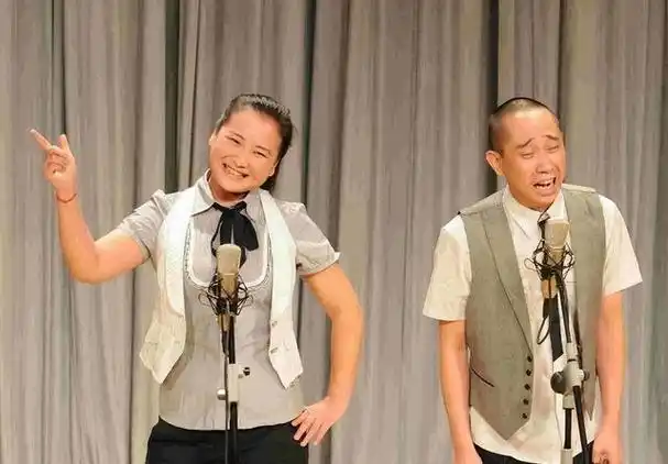 第二年,这对搭档又一次在春晚的舞台上大放异彩,赢得了观众们的阵阵