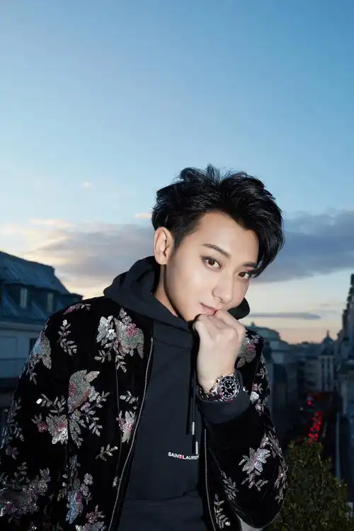 黄子韬身着saintlaurentbyanthonyvaccarello18春夏黑色天鹅绒手工