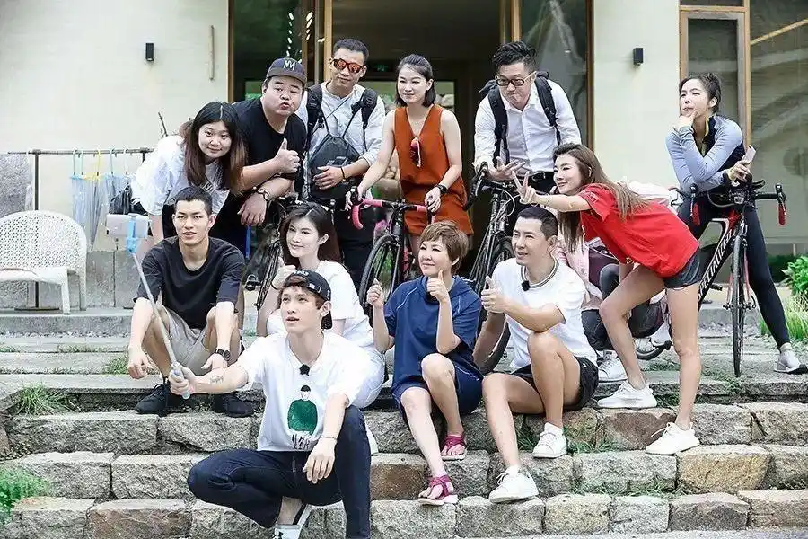 《青春旅社》收官,何穗化身可爱"小胖鹅",王源也难舍落泪