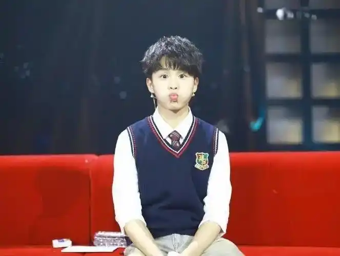 录制综艺节目《神奇的孩子》的时候,徐浩看着那些多才多艺的00后小孩