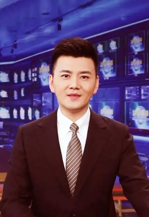 主播严於信33岁主持新闻联播撞脸宁泽涛娶美女老婆幸福美满