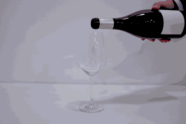 正确的倒酒份量红葡萄酒入杯均为 1/3;白葡萄酒入杯为 2/3;白兰地入杯