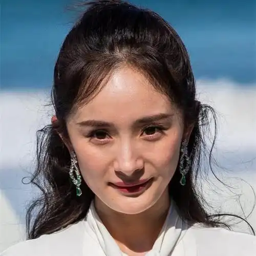 杨幂的脸又方回来了面部皱纹丛生整容的后遗症