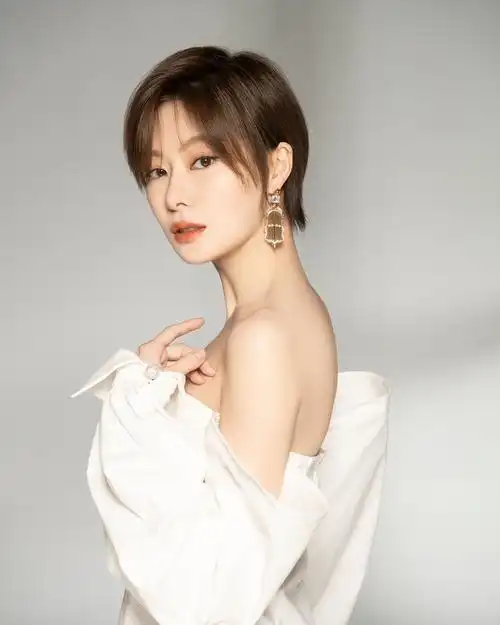 王汀夏日写真曝光 简约格调彰显轻熟质感