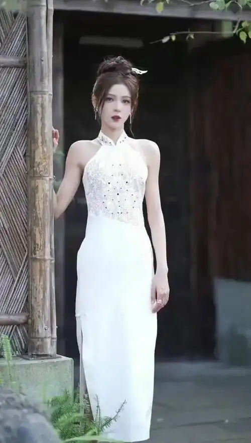 美神下凡!张予曦白色旗袍造型惊艳亮相,清新高贵身材曼妙